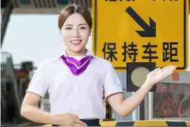 收费站小姐姐太美，司机一天来四次！除了收费啥也不会？不存在图片