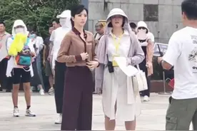 央视主持李思思录节目，穿着打扮被喊大妈？脚上限量版布鞋2000多图片