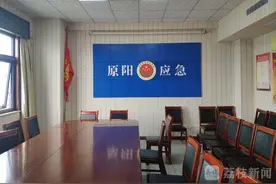 河南被埋男童救援复盘：官方两三百人到场 一台挖掘机作业图片