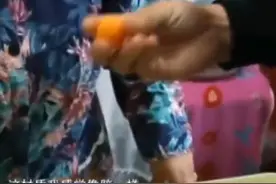 大妈超市买回鸡蛋，煮熟后蛋黄能当弹力球玩，不敢下嘴呀图片