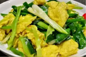 精选美食：大蒜叶炒蛋，青椒腐竹结，粉丝拌菠菜，红菜薹炒腊肉图片