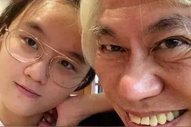 相差40岁的爷孙恋，吃饭约会被偶遇，脸上早已没了当初的笑容图片