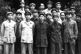 海南战役胜利后，畏战的团长抢着合影，韩先楚不怒反喜：往中间站图片