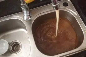 水龙头流出泛黄的水？别以为装了净水器就不要装前置过滤器了图片