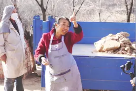 农村阿姨制作的美味，原来是白色泥土炒制的，这土有个好听的名字视频封面