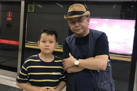 72岁王刚庆生一家三口出镜！12岁儿子贴心擦汗，娇妻满身珠宝图片