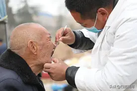 8旬大爷农村集市上镶假牙，3颗牙收费60元，看嘴里装的啥东西图片