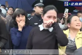 ​群众泣不成声雨中送别袁老图片