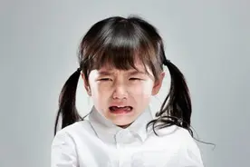 女儿4000块裙子被扯，父母原价索赔，3天后女儿被幼儿园孤立图片
