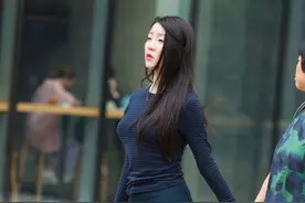 穿的美美哒和妈妈一起逛街图片