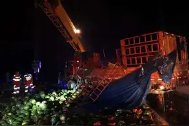 天水清障救援一大队：顶“蜂”冒雨急救人 快速处置侧翻车图片