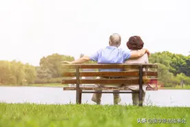 我都快疯了！丈夫照顾晚期癌症妻子一年后痛哭，我和患者一样痛苦图片