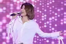 陈慧琳够奔放，"裤子不穿"套着透明打底就亮相，46岁真招摇！图片