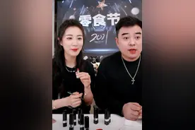 薇娅罕见秀恩爱，跟老公直播涂口红互怼，董海锋甘做其背后的男人图片