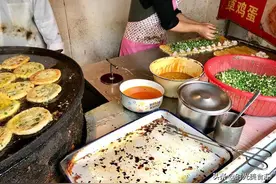 上海小吃葱油饼，每天都有人排队购买，女食客：宁可不瘦也要吃它图片