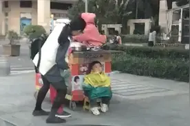 “艰辛宝妈”带娃摆摊火了，生活不易，有妈妈的地方才最温暖图片