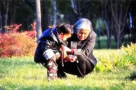 “超精致姥姥”带娃火了，奶娃时不忘养生护肤，网友：一点不耽误图片