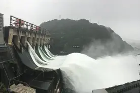 刚刚！新安江水库泄洪！巨大水流奔涌而出，震撼如台风天图片