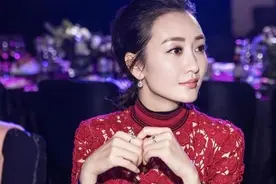 37岁的王鸥穿衣真胆大，身穿大红色蕾丝连衣裙，显得优雅端庄图片