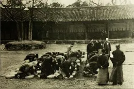 1938年日本军人在苏州祭拜孔庙老照片，是尊孔敬儒还是另有目的？图片