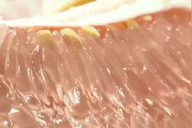 拿柚子皮玩出新花样！有人慕名前来学习，摊主：忙不过来了图片