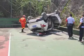 “倒车”请注意！女司机倒车翻下20米路基，七旬老人被困！图片