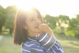 李沁晒出一组美照，在阳光下笑靥如花，十分享受图片