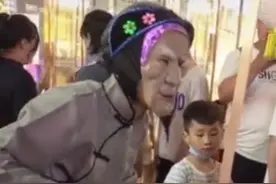 “孟婆汤”女孩摆地摊爆火，摘下面具后太美，引数位男保镖保护图片