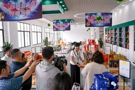 正阳：花生书记刘艳丽开直播网售花生图片