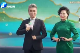 闫淑萍25年后再唱《过河》！搭档45岁周炜，却遭对方调侃老了图片