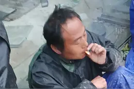 下午跟我哥来到绍兴市工地，下着雨工人穿着雨衣也干活晚上还加班图片