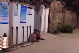 云南一女子有事耽搁晚接继女放学，继女笑着说：我以为你不要我了图片