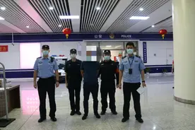 恐怖视角！女子厕所内拍下“色狼”跪地偷窥全过程！图片