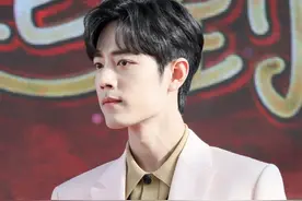 肖战出席发布会，“绅士手”戳中粉丝少女心，工作人员看呆了图片