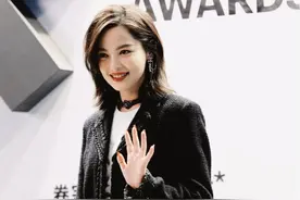 辛芷蕾不惧严寒露腿现身，一身大牌近10万！被叫美女表情僵硬图片