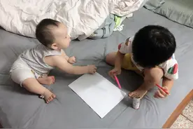 哥哥画画，我在旁边辅(捣)助(蛋)图片