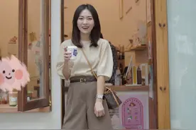 为什么你穿“杏色”很显土？那是你不会搭，最正确的配色指南送你图片