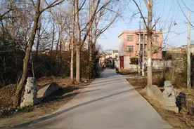 南阳新野板桥铺村，一块古碑，见证此处为一代帝王将相之故里图片