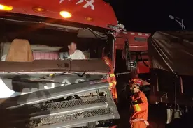 九江2辆大货车迎面相撞！紧急营救（现场视频）图片
