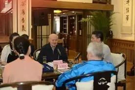 一穷老头把一亿元的翡翠原石，床下藏了20年图片