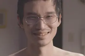 丑男爱上一个女孩，每天都送她一包纸巾，女孩不收便会受到报复视频封面