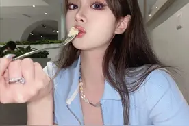 女儿的老師是个离过婚的女人，很好看，她昨晚突然到我们家拜访图片