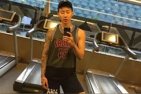 这憨批太丢脸了！朴宰范被袭击扇耳光始末图片