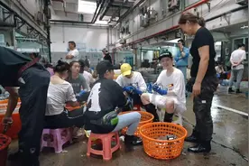 明星外出打工有多挣钱，邓超每小时一百，黄渤五十，鹿晗只有三十图片