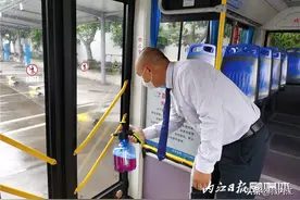 疫情尚未结束，乘坐公交车需戴好口罩图片