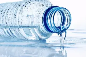 这些关于“水”的流言到底是真是假？击破谣言，正确喝水图片