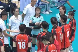 河南女排3-0胜浙江队，终于摆脱副班长位置，朱婷与队友击拳相庆图片