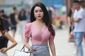 小姐姐穿着前卫 黑色网格袜子 不是一般人能驾驭的了 太有个性了图片
