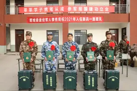 河南省郸城县：“忠孝”行李箱为新兵壮行图片
