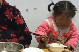 在韩父母让8岁女儿独自飞回国内：父母越舍得放手，孩子越独立图片